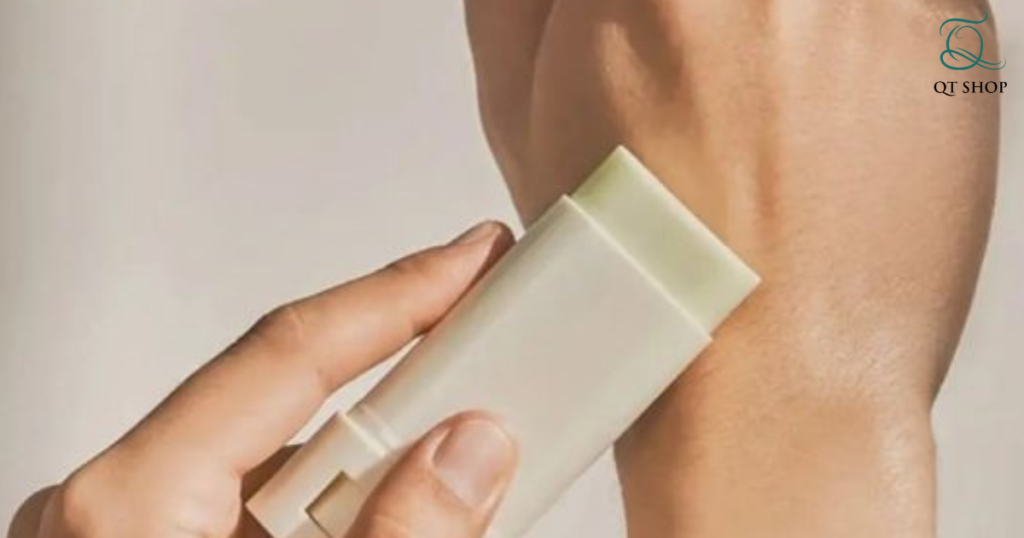 Kem chống nắng dạng thỏi nhỏ gọn, dễ dùng và thân thiện với làn da